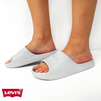 Chinelos Levis cinzentos abertos na frente em fundo branco com logotipo Levis.