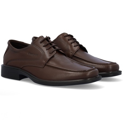 Sapatos de pele castanha com atacadores e sola preta