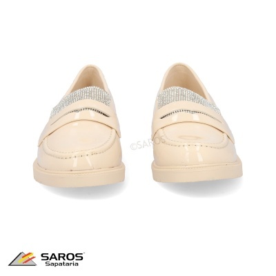 Sapatos mocassim bege com strass e acabamento brilhante
