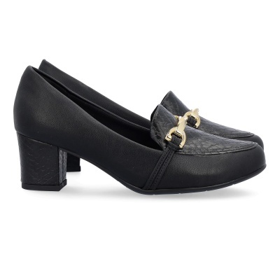 Sapatos pretos de salto médio com fivela dourada e padrão de pele de réptil