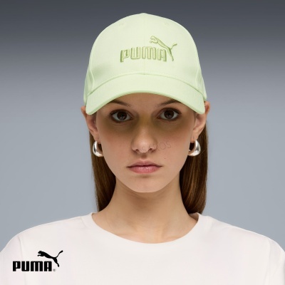Boné verde claro PUMA com logotipo bordado usado por mulher com brincos prateados e t-shirt branca