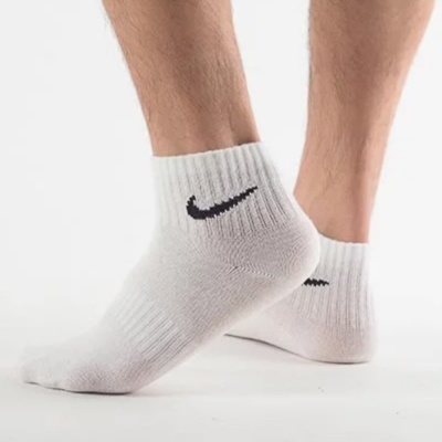 Meias brancas Nike curtas com logo preto