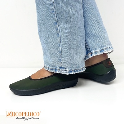 Sapatos verdes ArcoPedico com sola preta usados com jeans claros