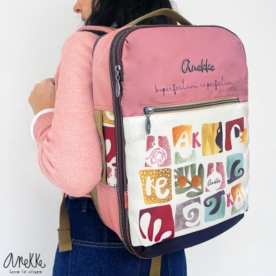 Mochila Anekke rosa com ilustrações coloridas e texto Imperfection is perfection