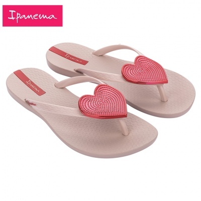 Chinelos rosa claro com coração vermelho na parte superior