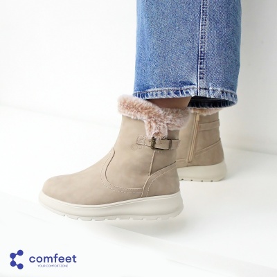 Botas bege claro com interior de pelo sintético rosa claro e sola branca usadas com calças de ganga azul