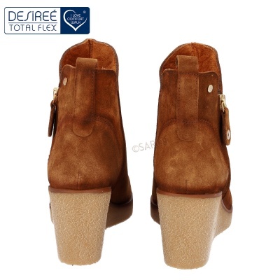 Botins castanhos em camurça com salto grosso e fivela dourada