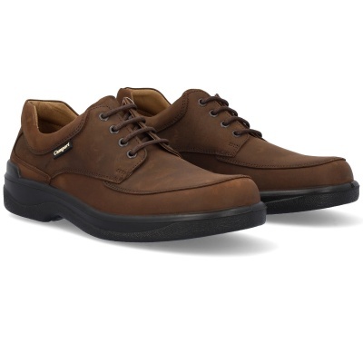 Sapatos castanhos em couro com sola preta e interior beige