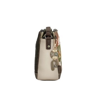 Mala de mão em bege, castanho e verde com pendente decorativo e padrão floral