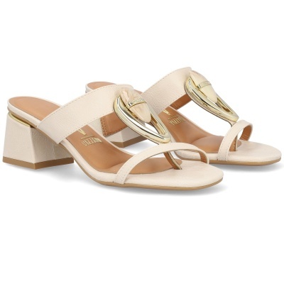 Sandálias de salto médio com tiras bege e detalhes metálicos