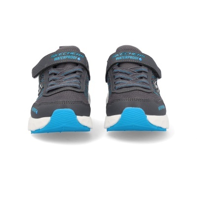 Par de sapatilhas Skechers impermeáveis cinza e azul com velcro e atacadores.