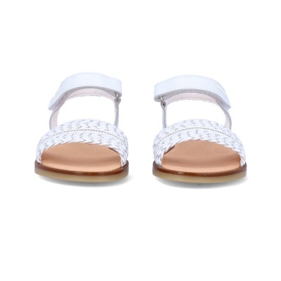 Sandálias brancas de criança com tiras trançadas e fecho de velcro