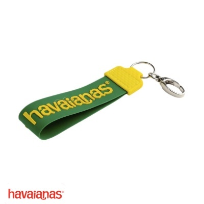 Porta-chaves verde e amarelo com texto havaianas em relevo