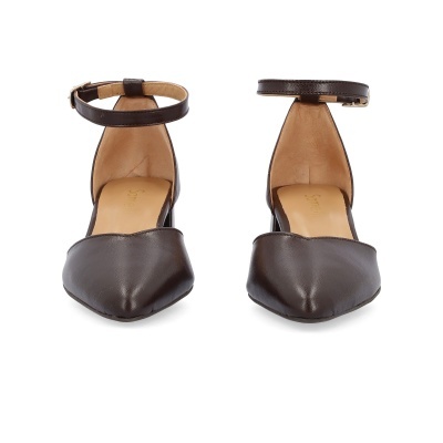 Sapatos de mulher castanhos escuros com tira no tornozelo