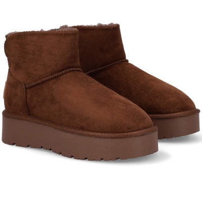 Botas curtas castanhas em camurça com sola de plataforma espessa.