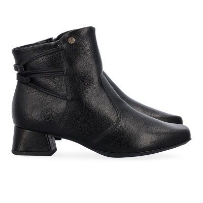 Botas de cano curto em pele preta com tiras cruzadas e salto quadrado