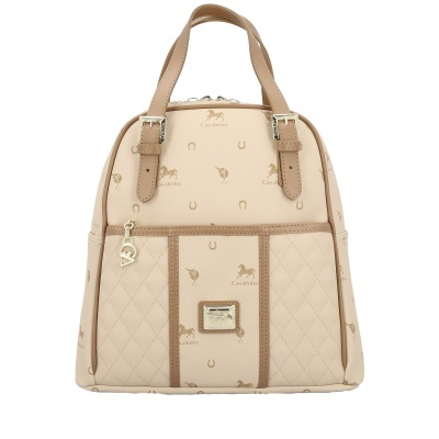 Mochila bege claro com padrão de cavalos e ferraduras e detalhe dourado frontal