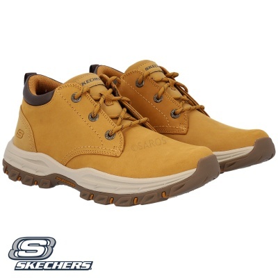 Sapatos Skechers mostarda com sola branca e castanha, atacadores e logótipo