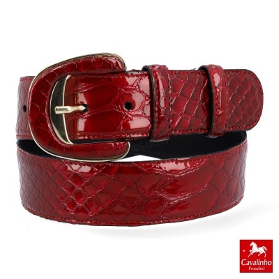 Cinto vermelho com textura de crocodilo e fivela dourada