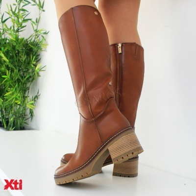 Botas altas castanhas de couro com fecho lateral