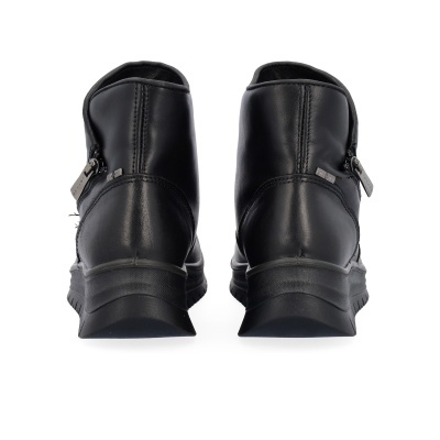 Botas pretas de cano médio com fecho lateral e sola preta
