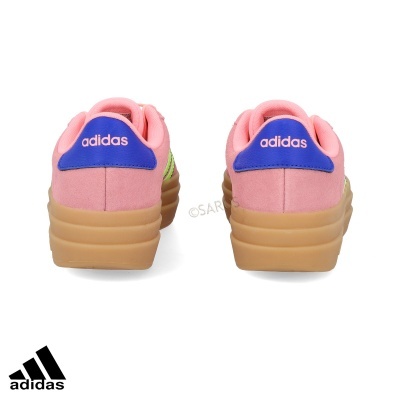 Ténis Adidas cor-de-rosa com detalhes azuis e verdes e sola castanha