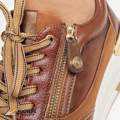 Sapatilha castanha com fecho dourado e atacadores bege riscado castanho