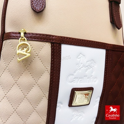 Mala bege com detalhes castanhos e aplicação branca estampada com cavalo e etiqueta dourada Cavalinho