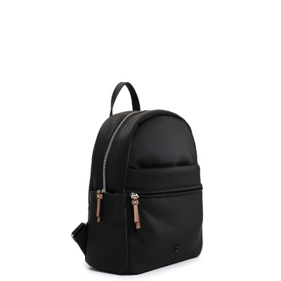 Mochila preta lisa com fechos metálicos e puxadores castanhos