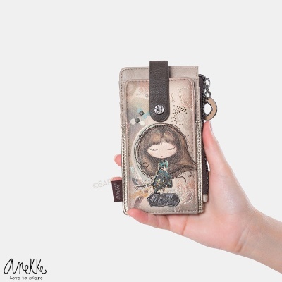 Carteira pequena ilustrada com menina e fecho de botão e correr, nas cores bege e castanho.