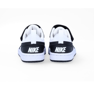 Sapatilhas Nike brancas e pretas vistas de trás com logo branco