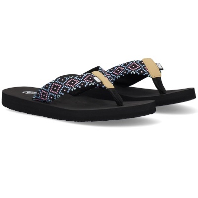 Chinelos pretos com tiras de tecido coloridas e padrão geométrico