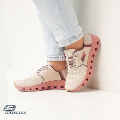 Ténis femininos Skechers creme e rosa com sola rosa e logo S na lateral