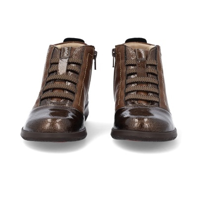 Par de botas castanhas para criança com atacadores e fechos laterais