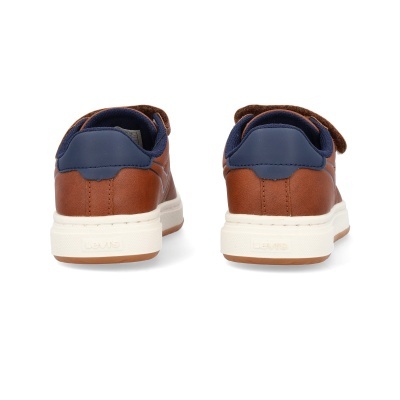 Sapatilhas masculinas castanhas com detalhes azuis vistas de trás