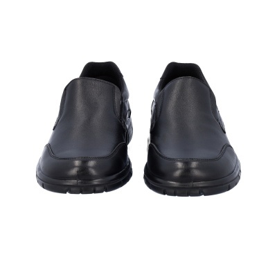 Sapatos pretos sem atacadores em couro com sola preta