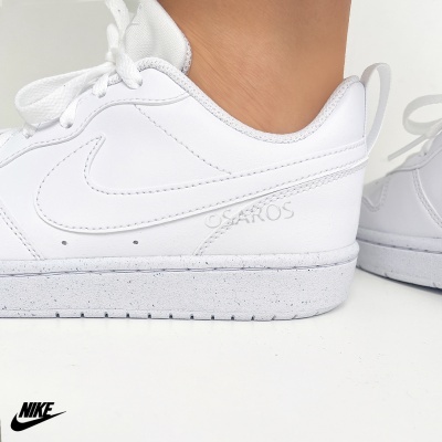 Ténis brancos Nike GLIAROS com sola pontilhada em fundo branco