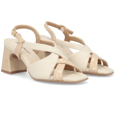 Sandálias bege de salto médio com tiras cruzadas e fivela dourada