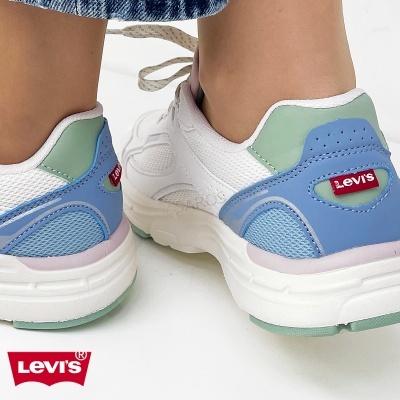 Ténis Levis brancos com detalhes azuis, verdes e rosa claro e etiqueta vermelha no calcanhar