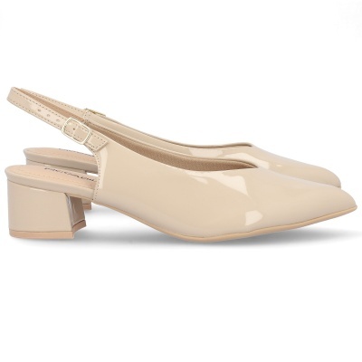 Sapatos de senhora bege em verniz com salto baixo e tira ajustável
