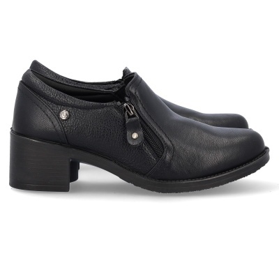 Sapatos pretos em pele com salto baixo e fecho de correr lateral