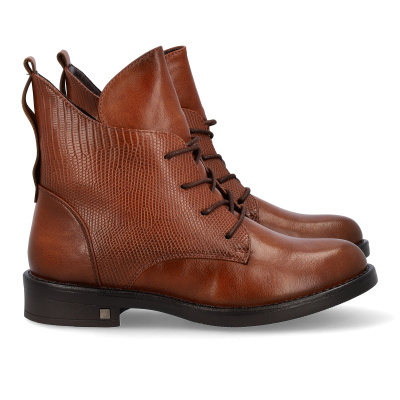 Botas de couro castanho com textura e sola preta