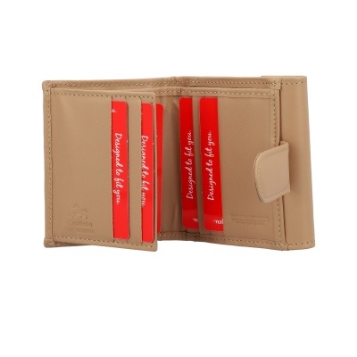 Carteira de couro bege com cartões vermelhos e fecho de aba