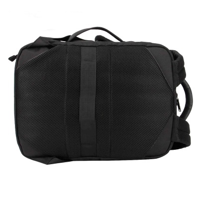 Mala preta com padrão em rede na frente e várias alças