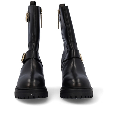 Botas pretas em couro com sola preta e fivelas douradas