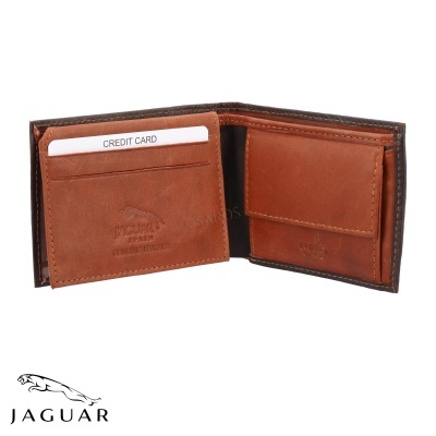 Carteira em pele castanha aberta com compartimento para moedas e porta-cartões com cartão branco