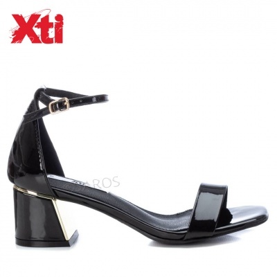 Sandália preta de salto médio com fivela dourada no tornozelo