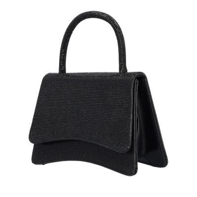 Mala de mão preta brilhante com alça rígida e aba curva