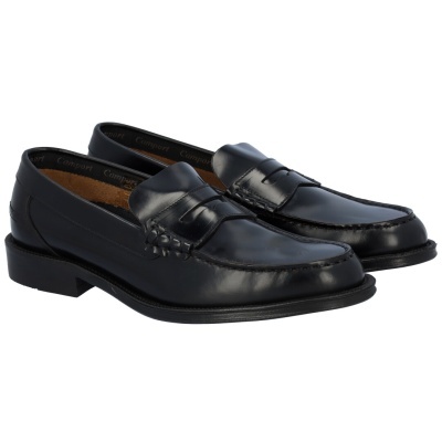 Sapatos tipo mocassim em pele preta com interior castanho e marca Camport.