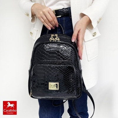 Mochila preta brilhante com padrão de pele de crocodilo e detalhes dourados